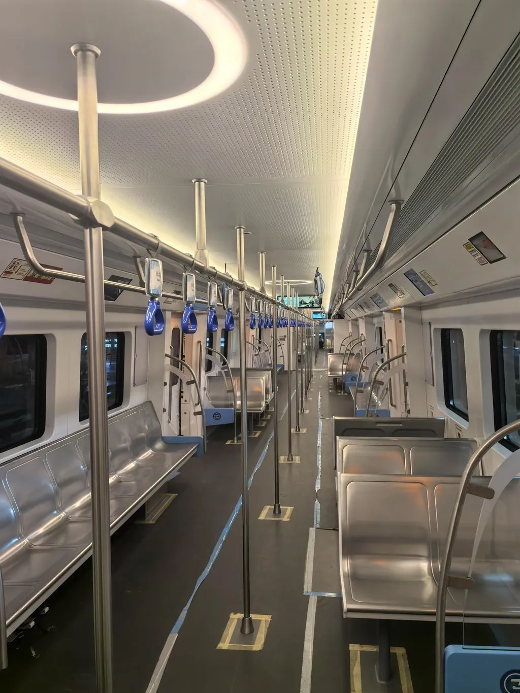 車廂座椅采用橫縱結(jié)合布置方式。重慶交通開投鐵路集團供圖